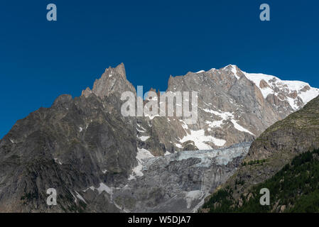 Mont Blanc und der Aiguille Noire de Peuteurey ridge von Courmayeur Dorf, Mont Blanc Massiv, Helbronner, Aostatal, Italien, Europa Stockfoto