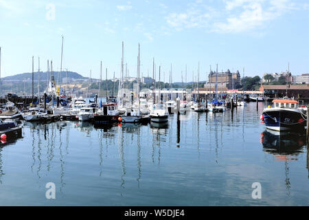 Scarborough, Yorkshire, UK. Juli 25, 2019. Refections im schönen Hafen und Marina an einem Tag Sommer in Scarborough, North Yorkshire, UK. Stockfoto