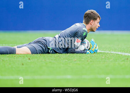 Wiesbaden, Deutschland. 28. Juli 2019. 2. Fussball Bundesliga, SV Wehen Wiesbaden - Karlsruher SC, 1. Spieltag, in der BRITA-Arena. Karlsruhe Torwart Benjamin Uphoff hält einen Torschuss. Foto: Uwe Anspach/dpa - WICHTIGER HINWEIS: In Übereinstimmung mit den Anforderungen der DFL Deutsche Fußball Liga oder der DFB Deutscher Fußball-Bund ist es untersagt, zu verwenden oder verwendet Fotos im Stadion und/oder das Spiel in Form von Bildern und/oder Videos - wie Foto Sequenzen getroffen haben./dpa/Alamy leben Nachrichten Stockfoto