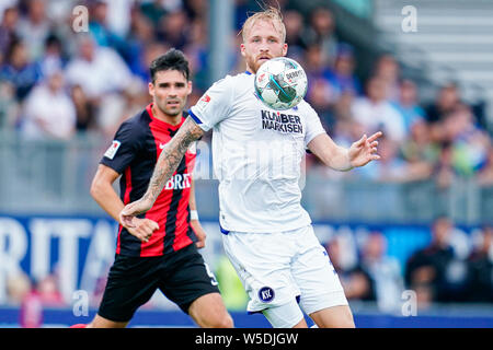 Wiesbaden, Deutschland. 28. Juli 2019. 2. Fussball Bundesliga, SV Wehen Wiesbaden - Karlsruher SC, 1. Spieltag, in der BRITA-Arena. Der Karlsruher Philipp Hofmann spielt den Ball. Foto: Uwe Anspach/dpa - WICHTIGER HINWEIS: In Übereinstimmung mit den Anforderungen der DFL Deutsche Fußball Liga oder der DFB Deutscher Fußball-Bund ist es untersagt, zu verwenden oder verwendet Fotos im Stadion und/oder das Spiel in Form von Bildern und/oder Videos - wie Foto Sequenzen getroffen haben./dpa/Alamy leben Nachrichten Stockfoto