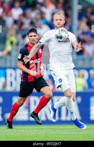 Wiesbaden, Deutschland. 28. Juli 2019. 2. Fussball Bundesliga, SV Wehen Wiesbaden - Karlsruher SC, 1. Spieltag, in der BRITA-Arena. Der Karlsruher Philipp Hofmann spielt den Ball. Foto: Uwe Anspach/dpa - WICHTIGER HINWEIS: In Übereinstimmung mit den Anforderungen der DFL Deutsche Fußball Liga oder der DFB Deutscher Fußball-Bund ist es untersagt, zu verwenden oder verwendet Fotos im Stadion und/oder das Spiel in Form von Bildern und/oder Videos - wie Foto Sequenzen getroffen haben./dpa/Alamy leben Nachrichten Stockfoto