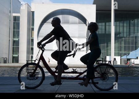 Berlin, Deutschland. 28. Juli 2019. Ein Tandem reist durch das Regierungsviertel im hellen Sonnenschein am Ufer der Spree. Quelle: Jörg Carstensen/dpa/Alamy leben Nachrichten Stockfoto