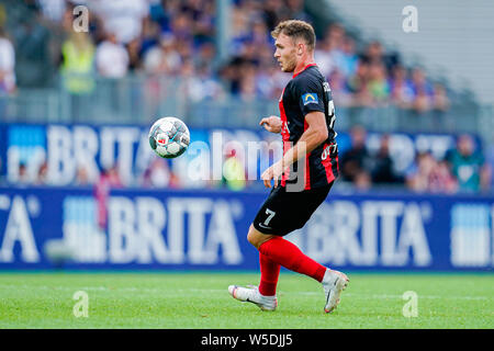 Wiesbaden, Deutschland. 28. Juli 2019. 2. Fussball Bundesliga, SV Wehen Wiesbaden - Karlsruher SC, 1. Spieltag, in der BRITA-Arena. Der Wiesbadener Maximilian Dittgen spielt den Ball. Foto: Uwe Anspach/dpa - WICHTIGER HINWEIS: In Übereinstimmung mit den Anforderungen der DFL Deutsche Fußball Liga oder der DFB Deutscher Fußball-Bund ist es untersagt, zu verwenden oder verwendet Fotos im Stadion und/oder das Spiel in Form von Bildern und/oder Videos - wie Foto Sequenzen getroffen haben./dpa/Alamy leben Nachrichten Stockfoto