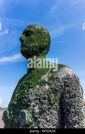 Ein weiterer Ort, Skulptur, Antony Gormley, 2019, Crosby Strand, Southport, Merseyside, Lancashire, England, Großbritannien, Stockfoto