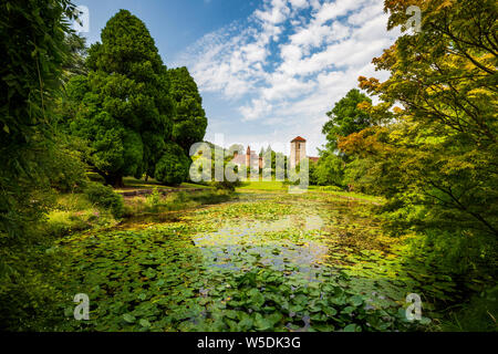 Aus dem 12. Jahrhundert wenig Malvern Priory und wenig Malvern, Worcestershire, England Stockfoto