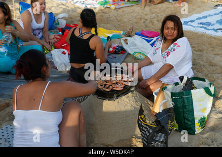 Palma de Mallorca, Spanien/Juni 23, 2019: Die Menschen in den Strand in der Nähe des Meer treffen am Abend und in der Nacht des Heiligen Johannes in der spanischen Insel zu feiern. Stockfoto