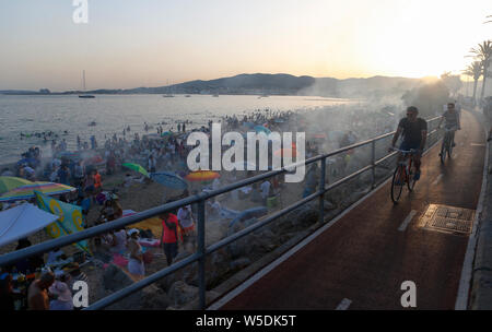 Palma de Mallorca, Spanien/Juni 23, 2019: Die Menschen in den Strand in der Nähe des Meer treffen am Abend und in der Nacht des Heiligen Johannes in der spanischen Insel zu feiern. Stockfoto