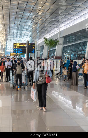 Indonesischen Muslima mit Hijab in Soekarno - Hatta International Airport Terminal 3 Flüge Check-in-Bereich. Jakarta, Indonesien Stockfoto