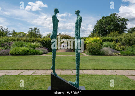 Bronze Skulptur in der gemischten Grenzen mit Blick in Richtung der Cottage Garden, an der RHS Wisley, der Royal Horticultural Society. Stockfoto