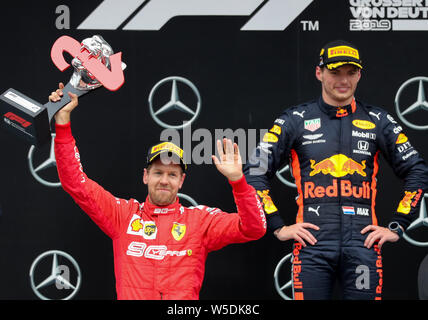 Hockenheim, Deutschland. 28. Juli 2019. Motorsport: Formel 1-Weltmeisterschaft, den grossen Preis von Deutschland. Sebastian Vettel aus Deutschland vom Team Scuderia Ferrari cheers auf seinen zweiten Platz, hinter ihm die Sieger, Max Verstappen aus den Niederlanden von Team Aston Martin Red Bull Racing. Kredite: Jan Woitas/dpa-Zentralbild/dpa/Alamy leben Nachrichten Stockfoto