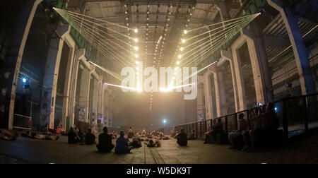 Berlin, Deutschland. 28. Juli 2019. Besucher zu Kraftwerk Berlin folgen Sie dem Licht Installationen der Künstler Christopher Bauder und Komponist Robert Henke. Credit: Paul Zinken/dpa/Alamy leben Nachrichten Stockfoto