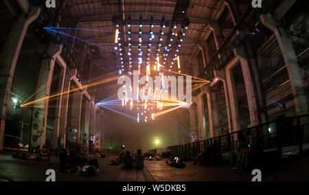 Berlin, Deutschland. 28. Juli 2019. Besucher zu Kraftwerk Berlin folgen Sie dem Licht Installationen der Künstler Christopher Bauder und Komponist Robert Henke. Credit: Paul Zinken/dpa/Alamy leben Nachrichten Stockfoto