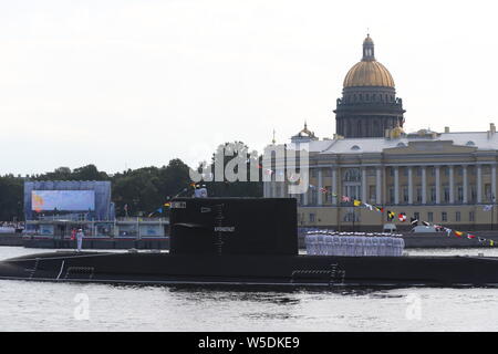 St. Petersburg, Russland. 28. Juli 2019. Russische U-Boot Kronstadt ist, während der Bilanzpressekonferenz des County Marine Parade in den Fluss Neva in St. Petersburg, Russland, 28. Juli 2019 gesehen. Credit: Lu Jinbo/Xinhua/Alamy leben Nachrichten Stockfoto