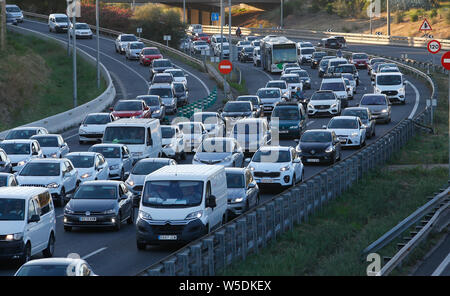 Palma de Mallorca, Spanien/25. September 2018: Starker Verkehr auf der Autobahn von Palma, die Ankunft von Schwimmern Mietwagen die Massi zu liefern Stockfoto