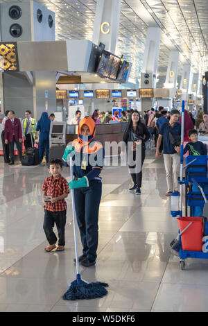 Indonesische muslimischen Frauen Reiniger mit Hijab Soekarno - Hatta International Airport Terminal 3 inländische und internationale Flüge Abflugbereich Stockfoto
