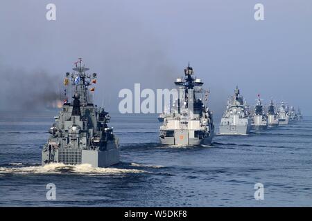 St. Petersburg, Russland. 28. Juli 2019. Russische Kriegsschiffe sind während der Bilanzpressekonferenz des County Marine Parade in Kronstadt in St. Petersburg, Russland, 28. Juli 2019 gesehen. Credit: Lin Jian/Xinhua/Alamy leben Nachrichten Stockfoto