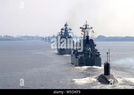 St. Petersburg, Russland. 28. Juli 2019. Russische Kriegsschiffe die Segel in Kronstadt, während der Bilanzpressekonferenz des County Marine Parade in St. Petersburg, Russland, 28. Juli 2019. Credit: Lin Jian/Xinhua/Alamy leben Nachrichten Stockfoto