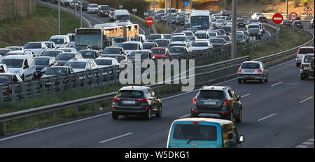Palma de Mallorca, Spanien/25. September 2018: Starker Verkehr auf der Autobahn von Palma, die Ankunft von Schwimmern Mietwagen die Massi zu liefern Stockfoto