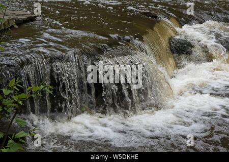 Eine kleine, aber schöne Kaskade, auf der viele in Letchworth State Park zu finden. Stockfoto