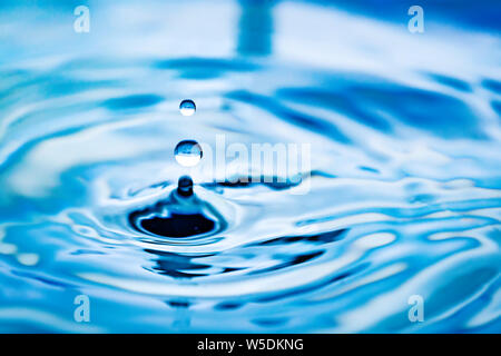 Der runden transparenten Tropfen Wasser, fällt nach unten. Selektive konzentrieren. Stockfoto