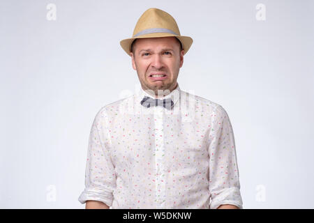 Portrait von traurigen umgekippt jungen Kerl an der Kamera schaut Schreien Stockfoto