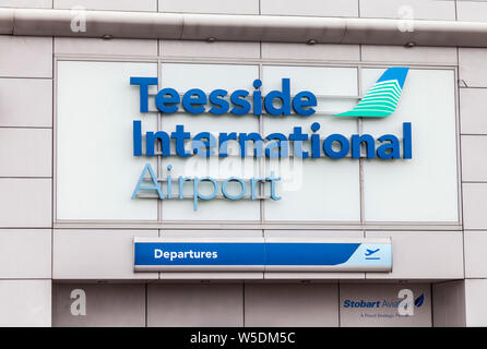 Darlington, Großbritannien. 28. Juli 2019. Durham Tees Valley Flughafen Teesside International Airport wurde nach seiner letzten Kauf von Tees Valley kombiniert Behörde und der Stobart Group umbenannt. Die neue Beschilderung wurde am 25. Juli 2019 vorgestellt. Stockfoto