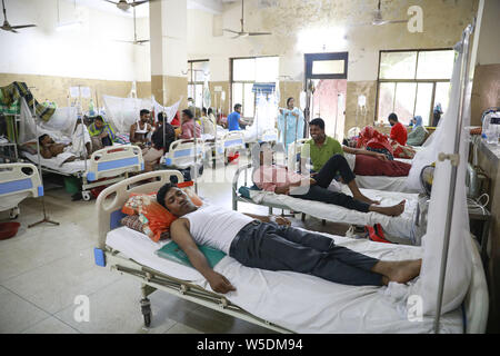 Dhaka, Bangladesch. 28. Juli 2019. Bangladeshi Menschen leiden an Dengue-fieber medizinische Behandlung in der "haheed Suhrawardy "medizinischen Kollegen Hospital in Dhaka, Bangladesh, 28. Juli 2019 erhalten. Dengue hat es sie dieses Jahr mit insgesamt 10,528 Leute angesteckt mit dem Moskito - Krankheit so weit getragen. Dies ist die Anzahl von Patienten mit der Krankheit in den letzten 18 Jahren in Bangladesch angesteckt werden, entsprechend den Daten der Generaldirektion Gesundheit Service. Credit: ZUMA Press, Inc./Alamy leben Nachrichten Stockfoto