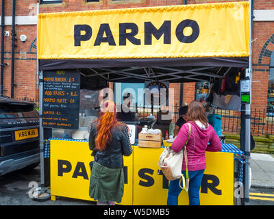 Jährliche Saltburn Food Festival 2019 einen Stall verkaufen Parmos ein beliebtes Gericht im Nordosten frittierte paniertes Huhn Béchamelsauce und geschmolzenem Käse Stockfoto