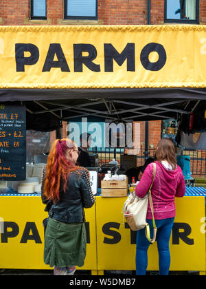 Jährliche Saltburn Food Festival 2019 einen Stall verkaufen Parmos ein beliebtes Gericht im Nordosten frittierte paniertes Huhn Béchamelsauce und geschmolzenem Käse Stockfoto