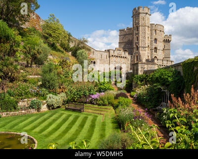 Eine private Rasen, in den Graben am königlichen Schloss Windsor in England an einem heißen Sommertag Stockfoto