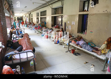 Dhaka, Bangladesch. 28. Juli 2019. Bangladeshi Menschen leiden an Dengue-fieber medizinische Behandlung in der "haheed Suhrawardy "medizinischen Kollegen Hospital in Dhaka, Bangladesh, 28. Juli 2019 erhalten. Dengue hat es sie dieses Jahr mit insgesamt 10,528 Leute angesteckt mit dem Moskito - Krankheit so weit getragen. Dies ist die Anzahl von Patienten mit der Krankheit in den letzten 18 Jahren in Bangladesch angesteckt werden, entsprechend den Daten der Generaldirektion Gesundheit Service. Credit: ZUMA Press, Inc./Alamy leben Nachrichten Stockfoto