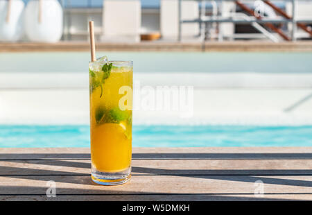 Passion fruit Mojito am Swimmingpool auf Kreuzfahrt. Alkoholische Sommer Cocktail. Stockfoto