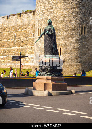 Das Denkmal Statue von Königin Victoria von England außerhalb Schloss Windsor England Stockfoto