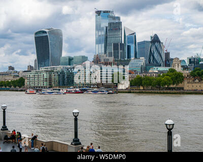 Blick auf die Hochhäuser der Skyline von London The Gherkin und die Walkie Talkie über die Themse Form in der Nähe der Tower Bridge Southbank Stockfoto