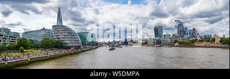 Blick nach Westen auf die Skyline von London als von der Tower Bridge einschließlich der Shard, die Walkie Talkie und The Gherkin unter anderem gesehen Stockfoto