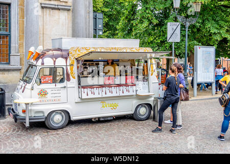 Ice Cream van in Brügge mit Menschen warten bedient zu werden. Stockfoto