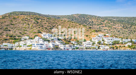 Amorgos Dorf entlang der Uferpromenade, Griechenland. Stockfoto