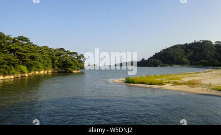 Ojima Insel in der Stadt Matsushima. entfernt auf der anderen Seite von VERMILION - lackiert Togetsu Brücke. Teil des berühmten matsushima Bay Stockfoto