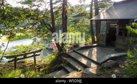 Ojima Insel in der Stadt Matsushima. entfernt auf der anderen Seite von VERMILION - lackiert Togetsu Brücke. Teil des berühmten matsushima Bay Stockfoto