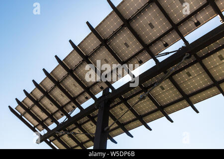 Das photovoltaikmodul von unten gesehen ist eine von neun Parkplatz Vordächer im Werk Sierra Nevada Brewing Company in Mühlen Fluss, NC, USA Stockfoto