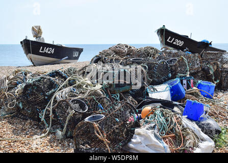 Hummer Töpfe und Fischerboote am Strand von Bognor Regis im Vereinigten Königreich Stockfoto