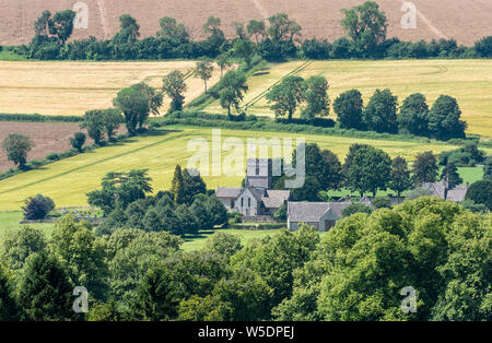 Guiting Power, Cheltenham, Gloucestershire, England, UK. Eine Übersicht über St Michaels und alle Engel Kirche Guiting macht ein kleines Dorf Stockfoto