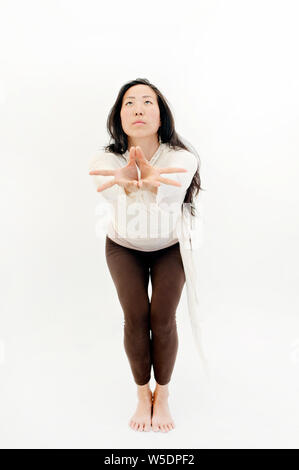 Schöne spirituelle asiatische koreanische amerikanische Frau Yoga mit ihren Händen in mudras Posen. Stockfoto