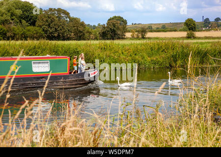 Familie mit jungen Kindern genießen eine 15-04 Urlaub auf dem Fluss Avon, wie es durch Shakespeare Country in Warwickshire, England führt Stockfoto