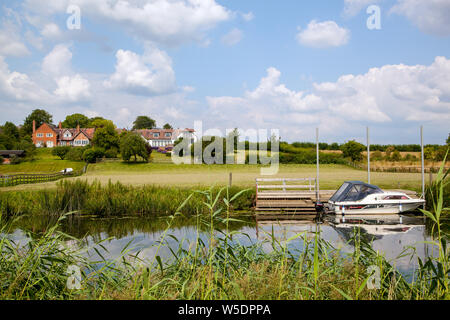 Ruhige Szene auf dem Fluss Avon in Warwickshire in England mit einem Boot an der Unterseite eines Landes Haus Garten günstig Stockfoto