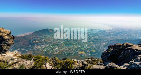 Kapstadt, Südafrika: Blick vom Tafelberg auf die Stadt und den Hafen. Stockfoto