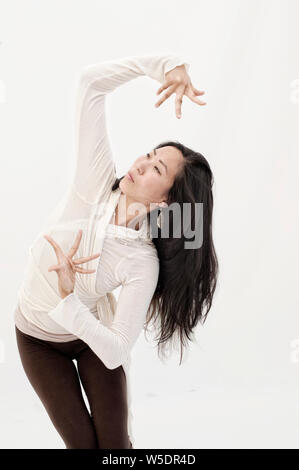 Schöne spirituelle asiatische koreanische amerikanische Frau Yoga mit ihren Händen in mudras Posen. Stockfoto