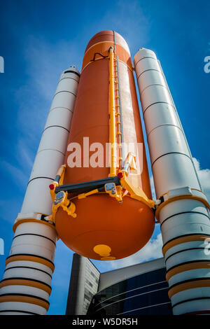 TITUSVILLE, Florida - 22.August 2018: Kennedy Space Center. Das Space Shuttle Atlantis solid booster Raketen und Kraftstofftank. Stockfoto