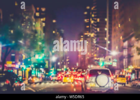 Defokussierten Nacht verwischen, New York City Manhattan auf der belebten Straße mit Autos, Gebäude und Licht gesehen. Stockfoto