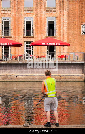 Mann angeln im Fluss Avon in Stratford-upon-Avon, Warwickshire, gegenüber der Royal Shakespeare Theatre RST Stockfoto